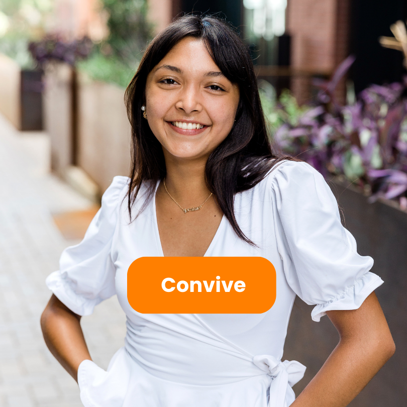 Photo d'une femme avec le texte "convive" sur fond orange